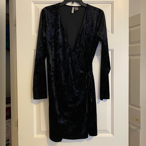 H&M Dresses & Skirts - H&M BLACK VELVET WRAP DRESS- MEDIUM